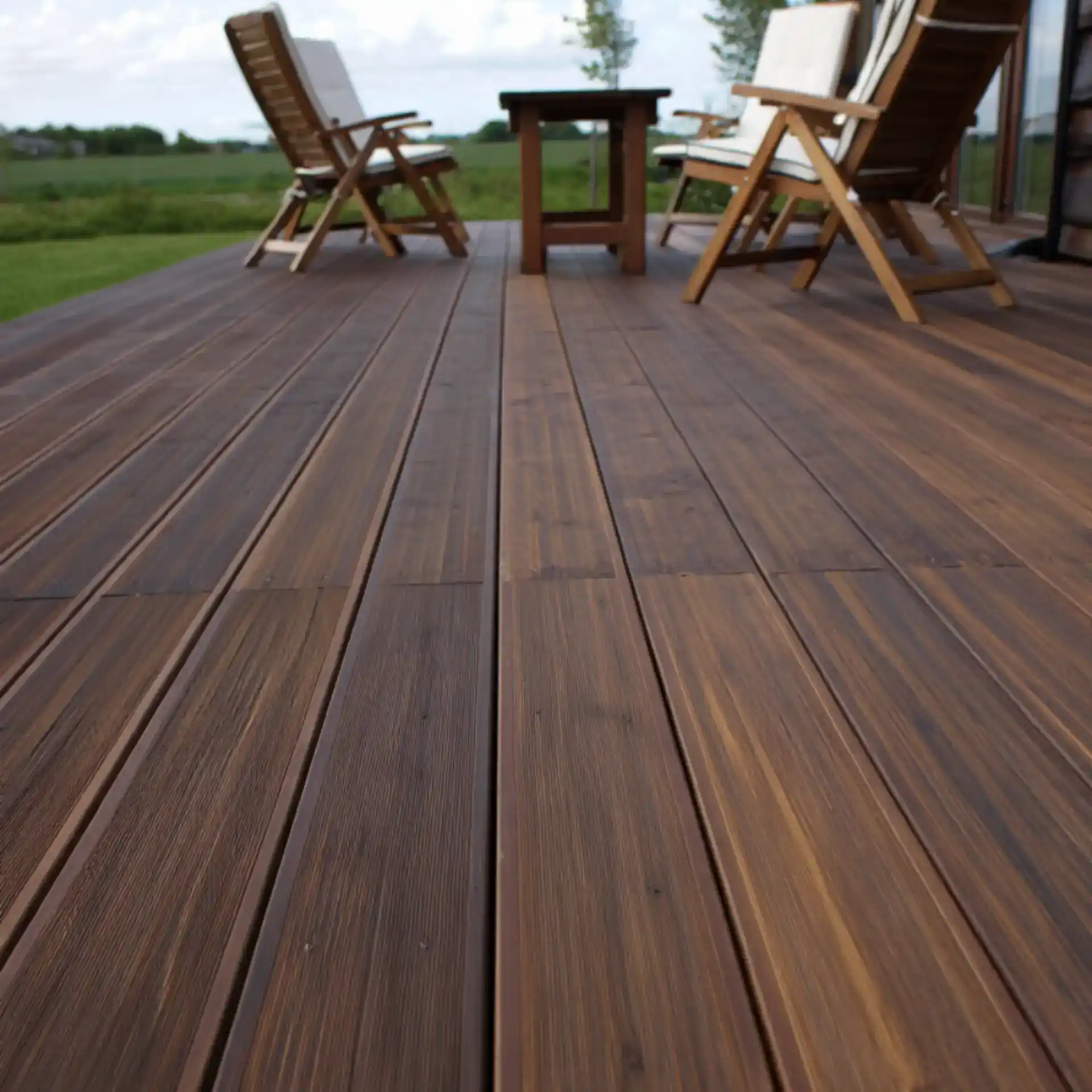 Holdbart træterrassedæk i høj kvalitet fra LH Tømrerfirma ApS, perfekt til udendørs hygge og stilfuld haveindretning.