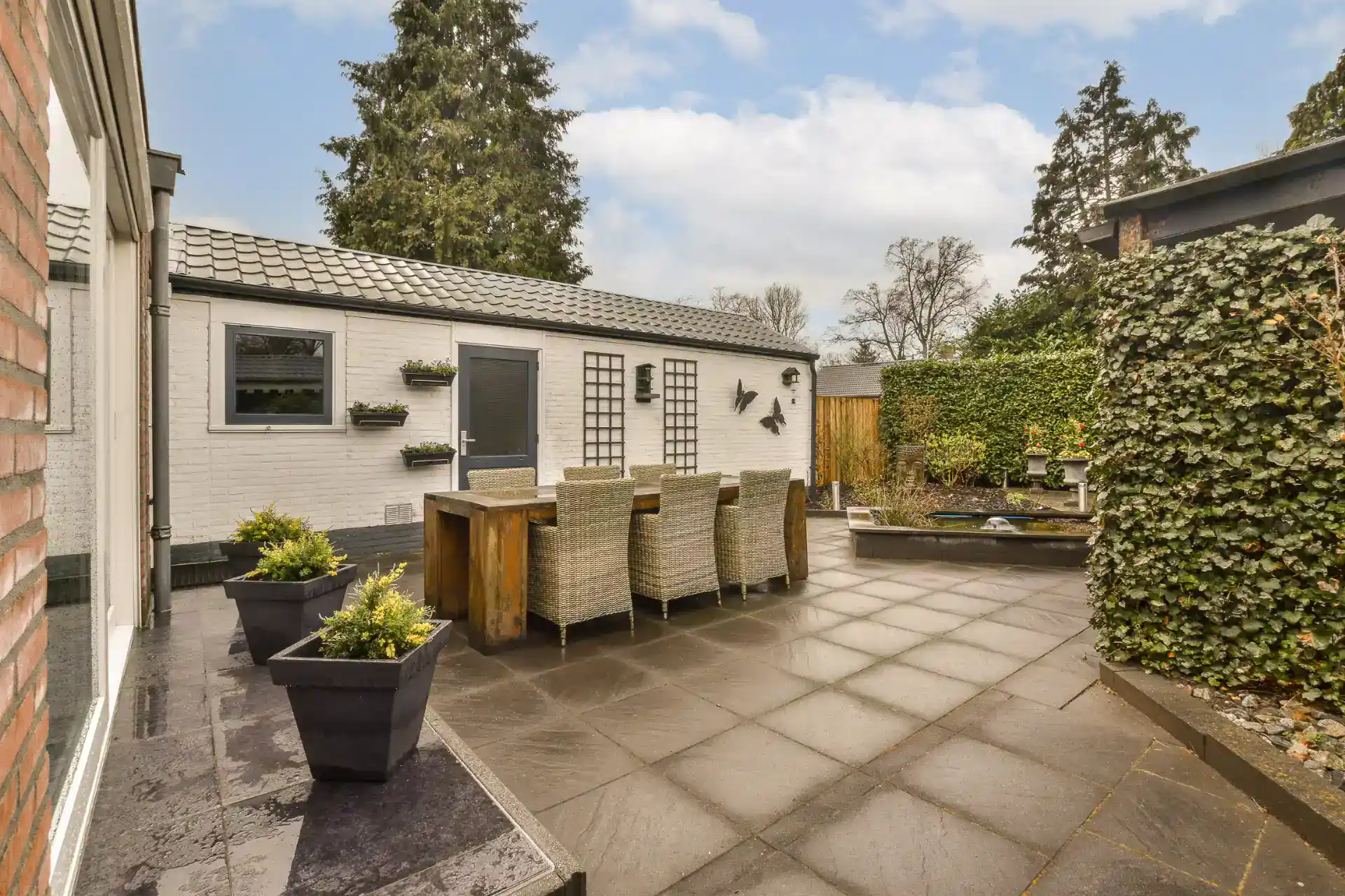 Indendørs og udendørs tømrerarbejde til have- og terrasseprojekter i Danmark.