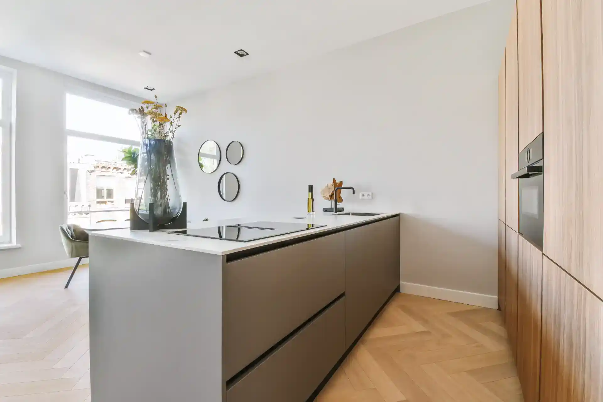 Moderne køkken med minimalistisk design og træskabe, ideelt til boligrenovering og yngre hjem.