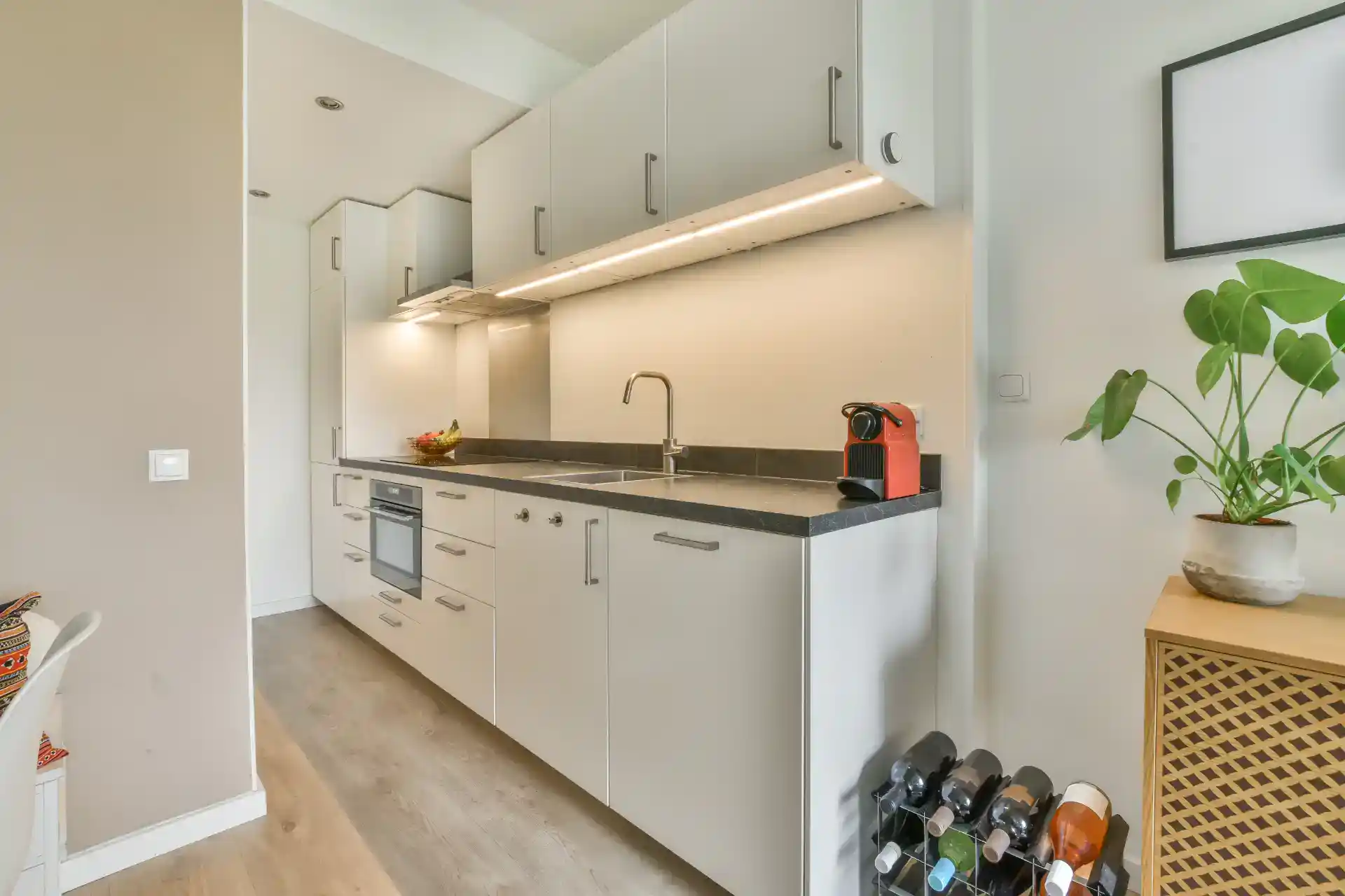 Køkkenrenovering med moderne skabe og stilfuldt design, specialiseret tømrerarbejde.