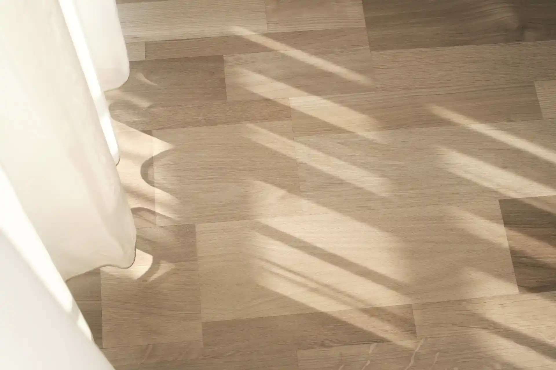 Elegant egeparket gulv med naturlig finish, installeret af LH Tømrerfirma ApS.