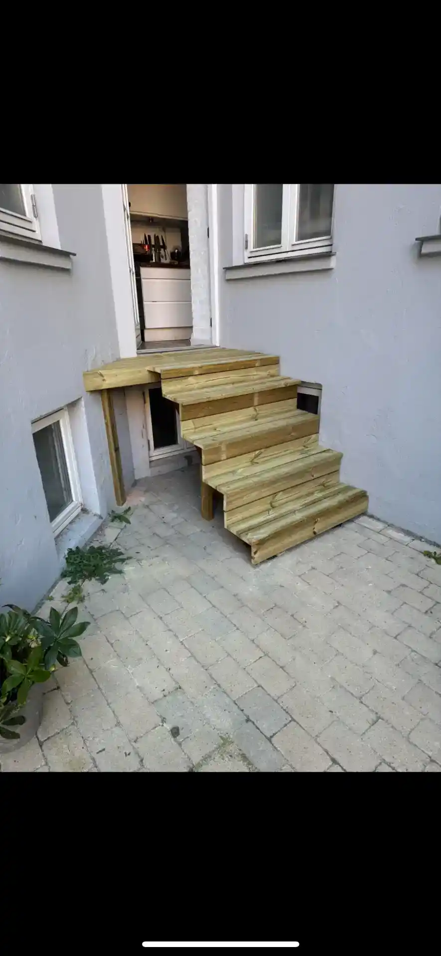 - Lavet trætrappe til boligudgang, nybygget og stabil.