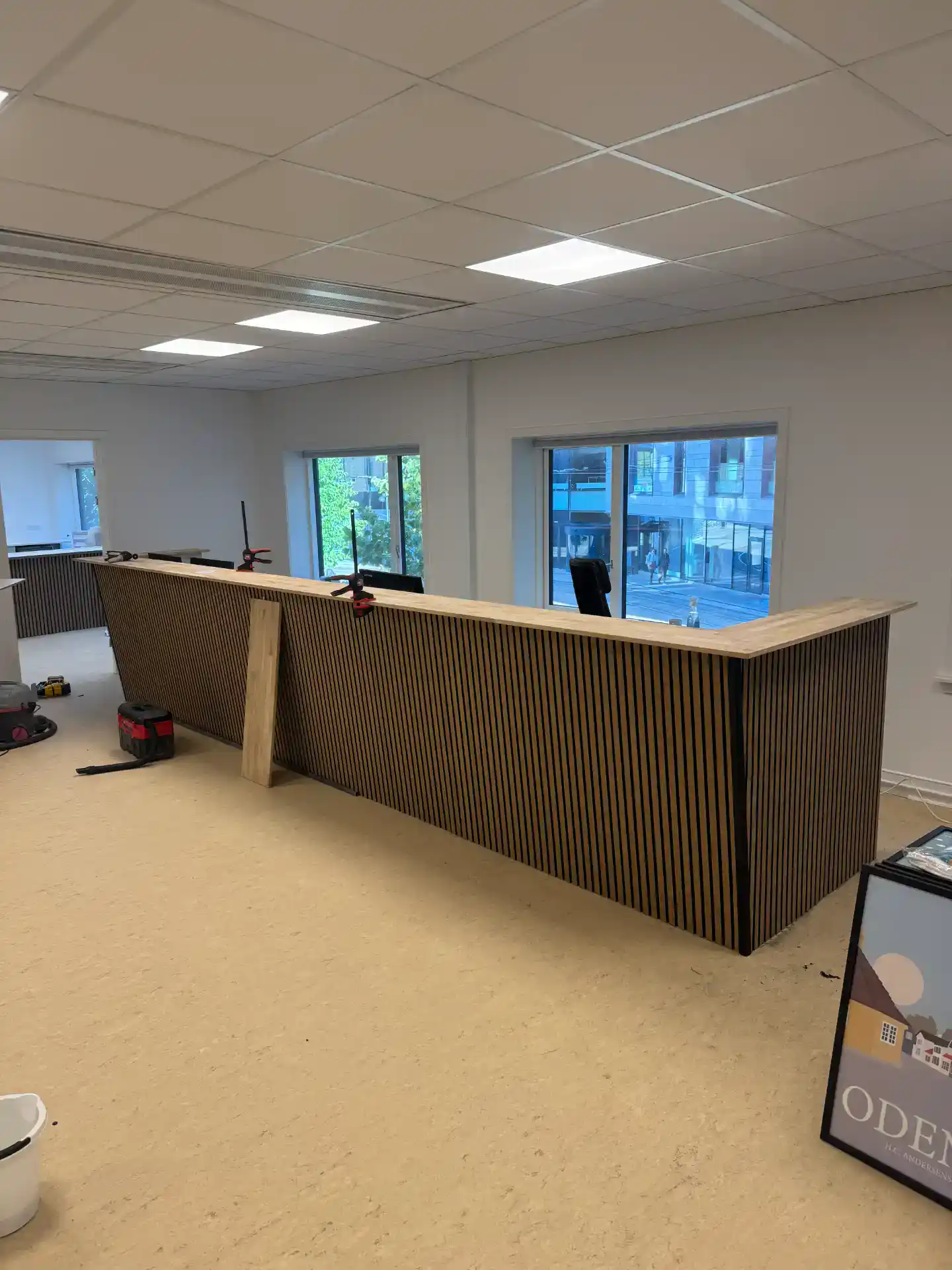 Garderobe i moderne trædesign til kontorindretning.