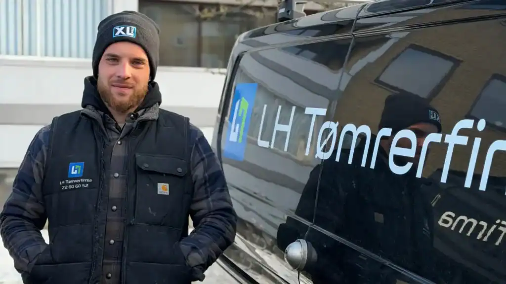 Tømrer i LH Tømrerfirma ApS klar til at hjælpe med byggeprojekter.