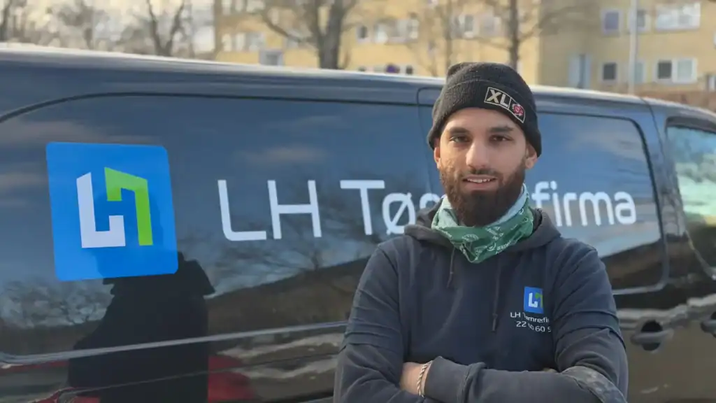 Tømrer i LH Tømrer ApS klar til at hjælpe med byggeprojekter.