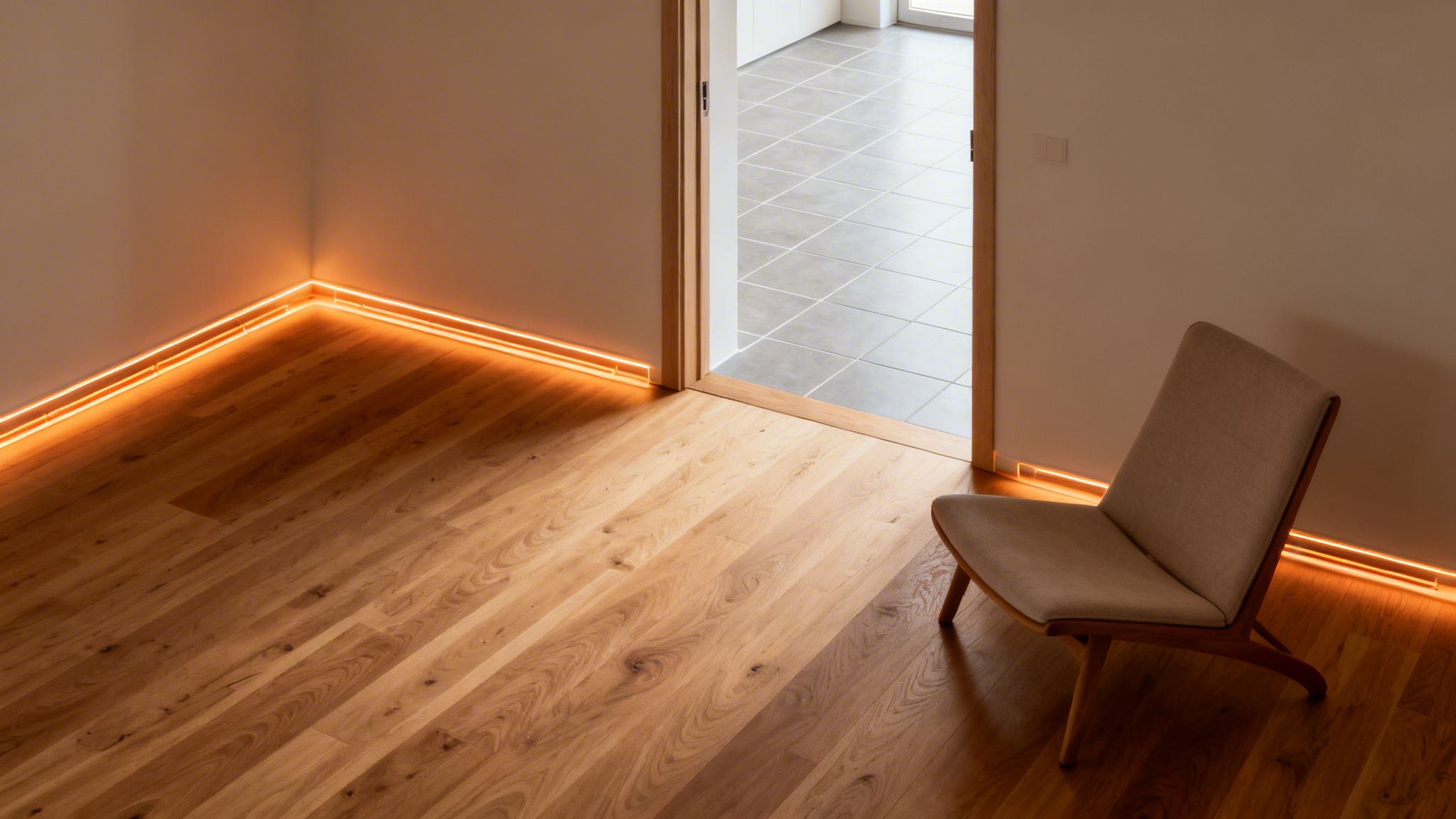 Et moderne rum med lyst trægulv, stemningsfuld orange LED-gulvbelysning og en beige lænestol.